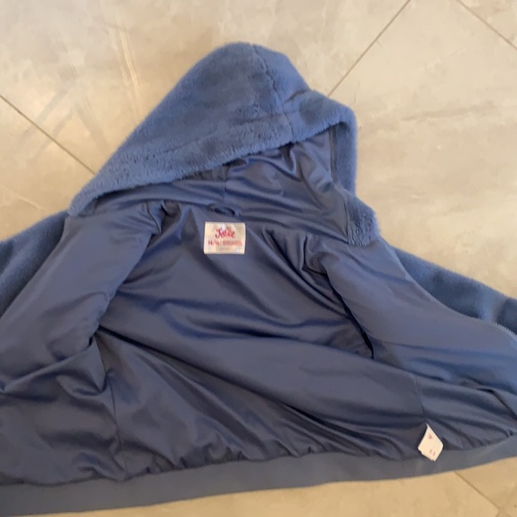 Fluffy winter and fall jacket. In great condition - Picture 2 of 3